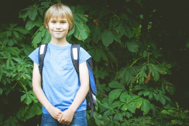 Mutlu çocuk okula bir sırt çantası ile. Eğitim, okul, insanlar kavramı için