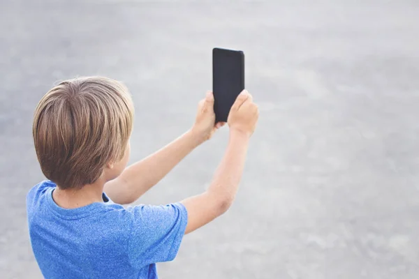Rapaz com telemóvel na rua. Escola, pessoas, tecnologia, conceito de lazer — Fotografia de Stock