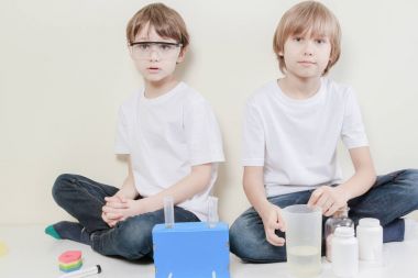 Küçük bilim adamları bilim deneyleri yapmak hazırlık. Eğitim kavramı.