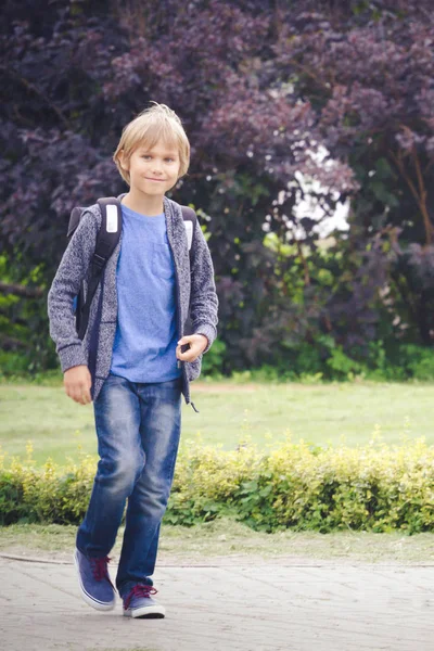 Ευτυχισμένο αγόρι με ένα σακίδιο να πάει σχολείο. Εκπαίδευση, επιστροφή στο σχολείο, άτομα έννοια — Φωτογραφία Αρχείου