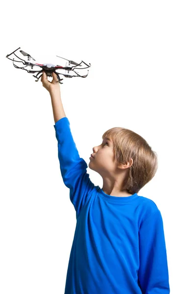 Niño pequeño con dron aislado en blanco — Foto de Stock
