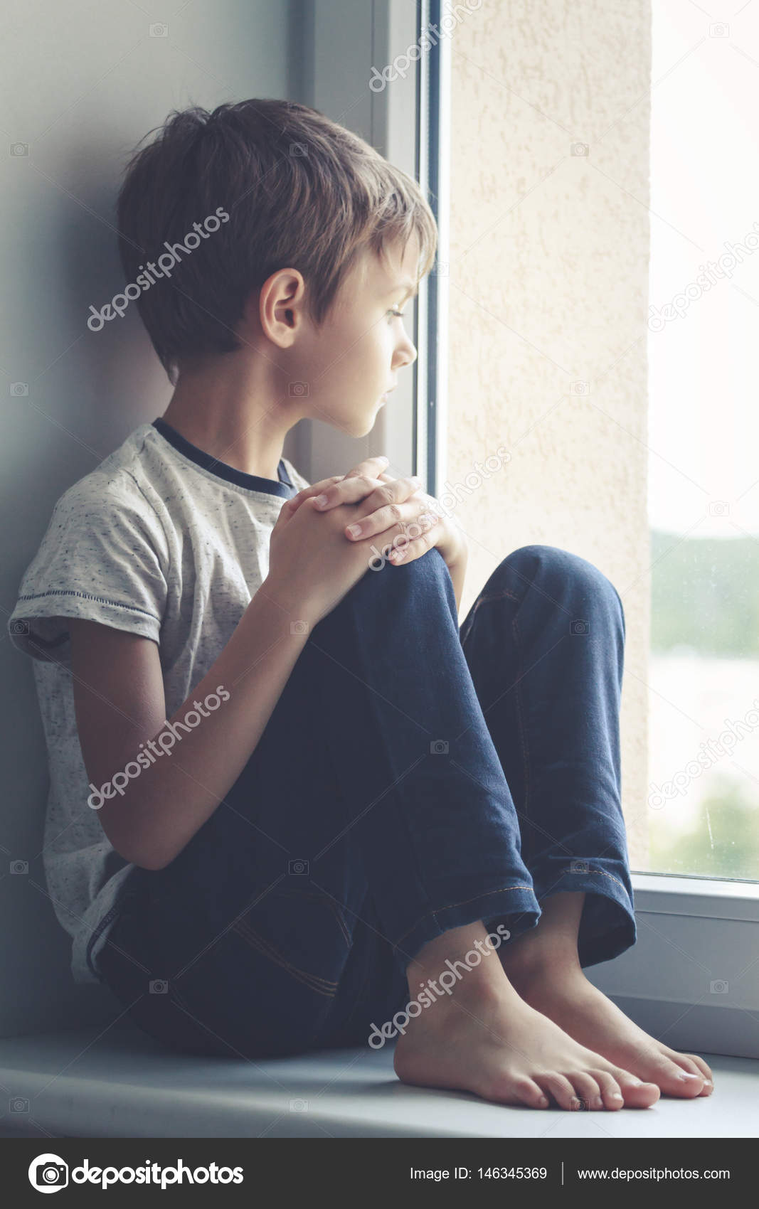 Мальчик сидит плачет. Мальчик сидит на окне. Мальчик сидит на подоконнике. Мальчик у окна. Грустный мальчик.