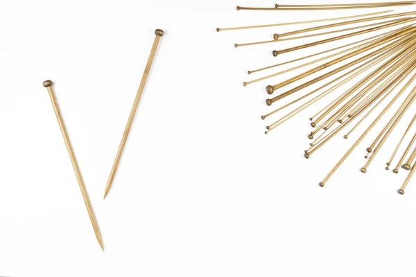 Variedade de agulhas de tricô de bambu em diferentes tamanhos no fundo branco — Fotografia de Stock