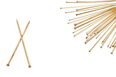 Bambu örgü iğneleri beyaz arka plan üzerinde farklı boyutlarda çeşitli