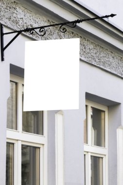 Tabela duvarda. Kare şekli yukarı alay.