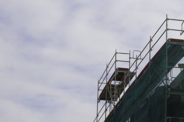 İskele öğesi. Mavi gökyüzü arka plan. İnşaat ve İmar kavramı