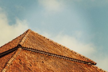 Kiremit çatı mavi gökyüzü karşı