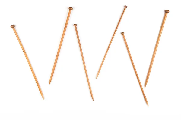 Variedade de agulhas de tricô de bambu em diferentes tamanhos no fundo branco — Fotografia de Stock
