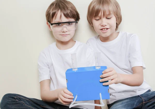 Små forskare förberedelser att göra vetenskapliga experiment. Utbildning-konceptet. — Stockfoto