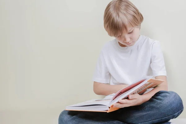 Klein kind lezen van een boek. Onderwijs, school, vrije tijd concept — Stockfoto