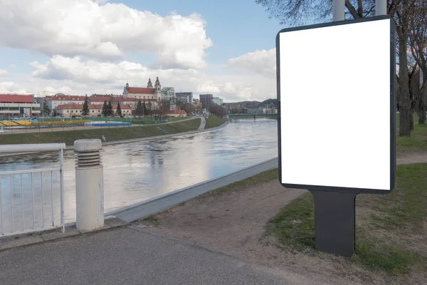 Mintája fel. Üres billboard szabadban, kültéri reklám, tájékoztató tábla a városban. — Stock Fotó