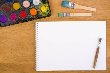 Suluboya ve fırçalar ahşap arka plan üzerinde eski kutusu