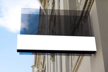 Kadar alay et. Duvarda dikdörtgen şeklinde tabela