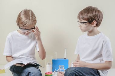 Çocuklar bilim deneyleri yapmak hazırlanıyor. Eğitim kavramı.