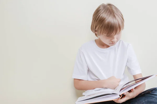 Klein kind lezen van een boek. Onderwijs, school, vrije tijd concept — Stockfoto