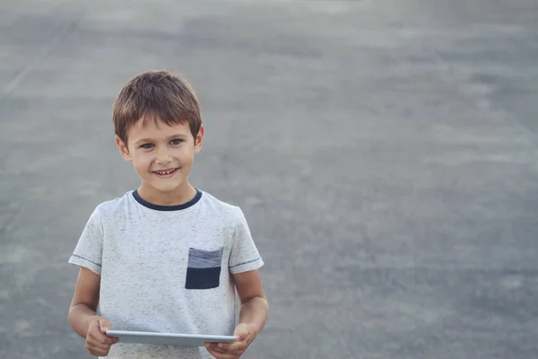 Criança com computador tablet. Escola, educação, tecnologia, conceito de lazer — Fotografia de Stock