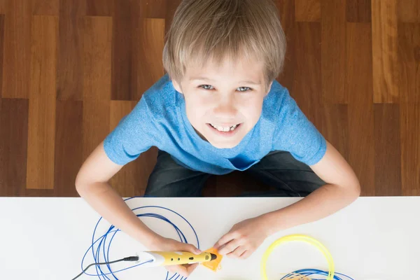 Criança usando caneta de impressão 3D. Criativa, tecnologia, lazer, conceito de educação — Fotografia de Stock