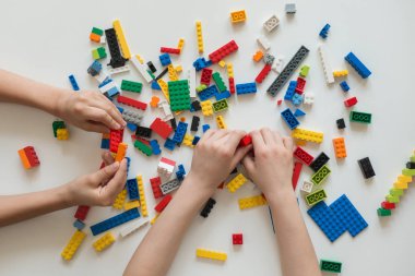 Renkli plastik tuğla ile oynayan çocuk el Üstten Görünüm