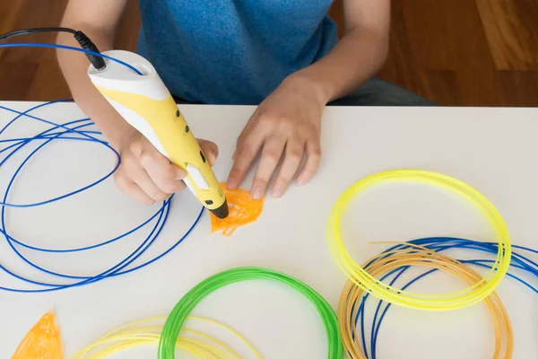 Детские руки с ручкой для 3D печати . — стоковое фото