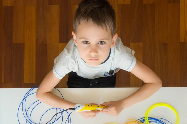 Criança usando caneta de impressão 3D. Criativa, tecnologia, lazer, conceito de educação — Fotografia de Stock