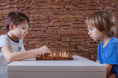 satranç oynayan çocuklar