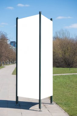 Reklam sütun mockup. Genel bilgi yönetim kurulu sokakta.