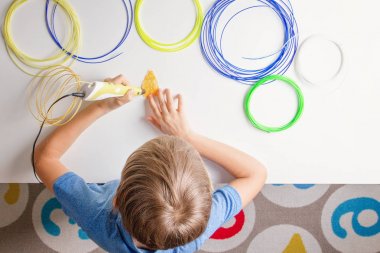 3D baskı kalem kullanarak çocuk. Yaratıcı, teknoloji, eğlence, eğitim kavramı