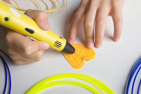 Kinder halten gelben 3D-Druckstift mit Filamenten in der Hand und machen Herz.. — Stockfoto