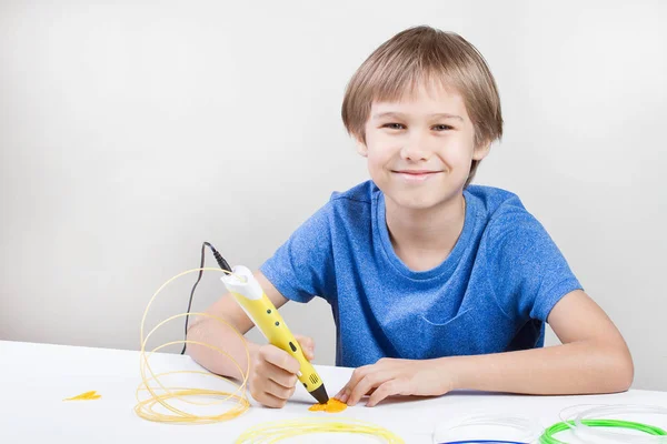 Bambino con penna di stampa 3d. Creativo, tecnologia, tempo libero, concetto di istruzione — Foto Stock
