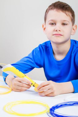 3D baskı kalem kullanarak çocuk. Yaratıcı, teknoloji, eğlence, eğitim kavramı