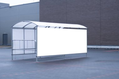 Kadar alay et. Shoping arabası süpermarket yakındaki bir park yerinde defne