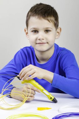 3D baskı kalem kullanarak çocuk. Yaratıcı, teknoloji, eğlence, eğitim kavramı