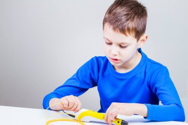 3D baskı kalemle çizim bir çocuk. Yaratıcı, teknoloji, eğlence, eğitim kavramı