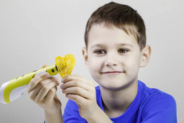 Niño con lápiz de dibujo de impresión 3D. Concepto creativo, tecnológico, de ocio, educativo —  Fotos de Stock