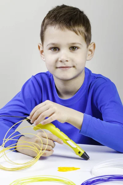 Criança usando caneta de impressão 3D. Criativa, tecnologia, lazer, conceito de educação — Fotografia de Stock