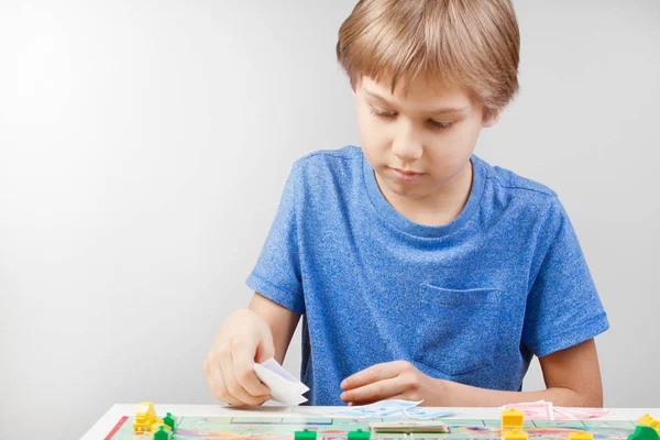 Kid jogando jogo de tabuleiro — Fotografia de Stock