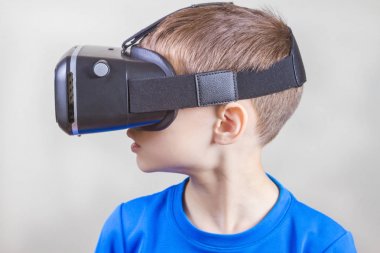 Vr gözlüklü küçük çocuk.