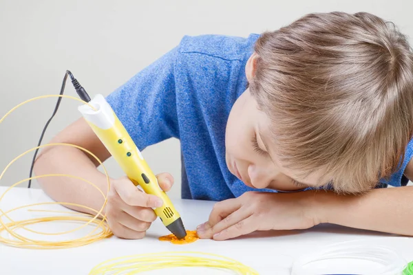 Kind mit 3D-Stift. Kreatives, Technik, Freizeit, Bildungskonzept — Stockfoto