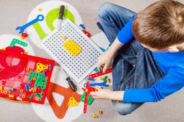 Oyuncak araç kiti ile oynayan çocuk. Üstten Görünüm