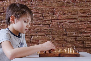 satranç oynayan çocuklar