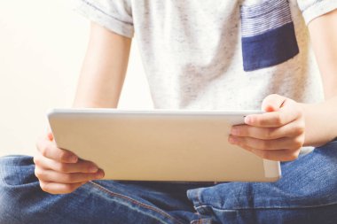 Tablet bilgisayar ile çocuklar el.