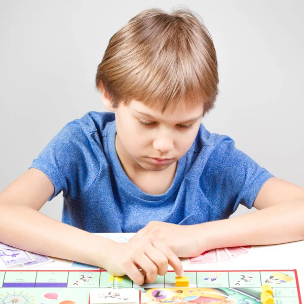 Kid jogando jogo de tabuleiro — Fotografia de Stock