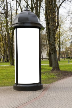 Reklam sütun mockup. Genel bilgi yönetim kurulu sokakta.