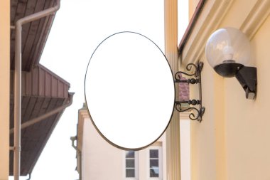 Klasik mimari yapı duvarına sahte tabela