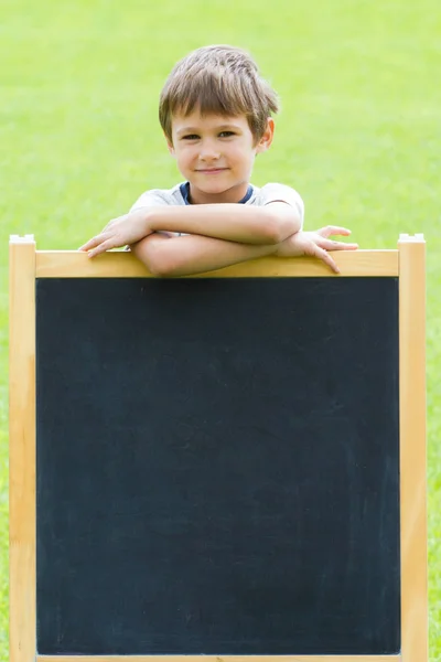 Mutlu çocuk blackboard ayakta — Stok fotoğraf