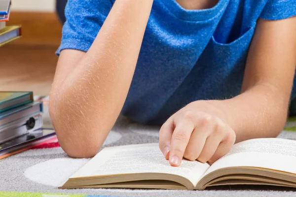 Kid hand op het boek tijdens het lezen van boeken. — Stockfoto