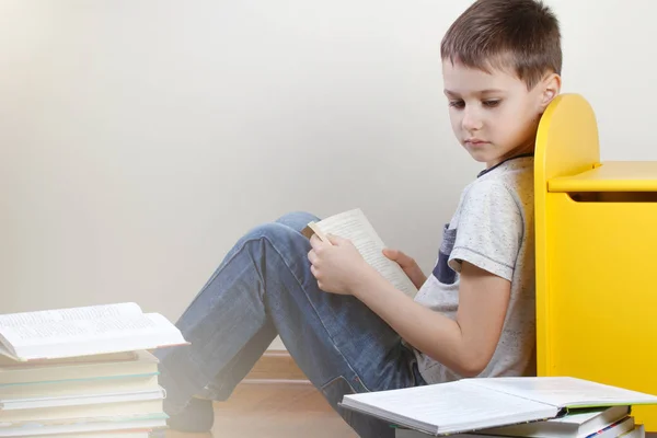 Jongen lezing boeken thuis. — Stockfoto