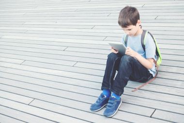 Tablet bilgisayar ile okul çocuğu. Okul, eğitim, teknoloji, eğlence kavramı