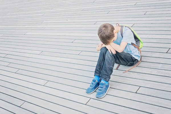 Triste, solitario, infeliz, niño decepcionado sentado solo en el suelo al aire libre — Foto de Stock
