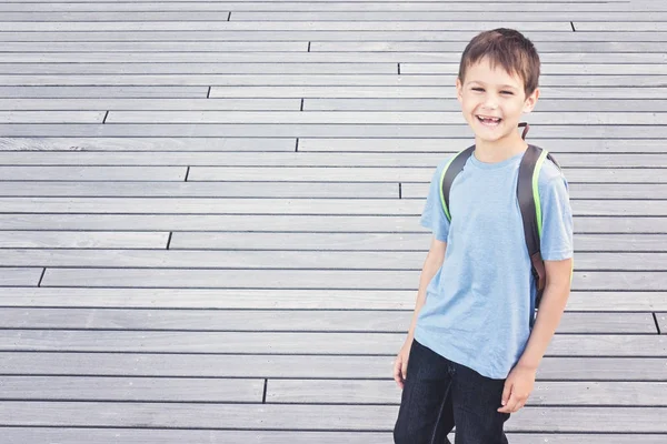 Leende liten pojke med ryggsäck. Tillbaka till skolan, utbildning, resa koncept — Stockfoto